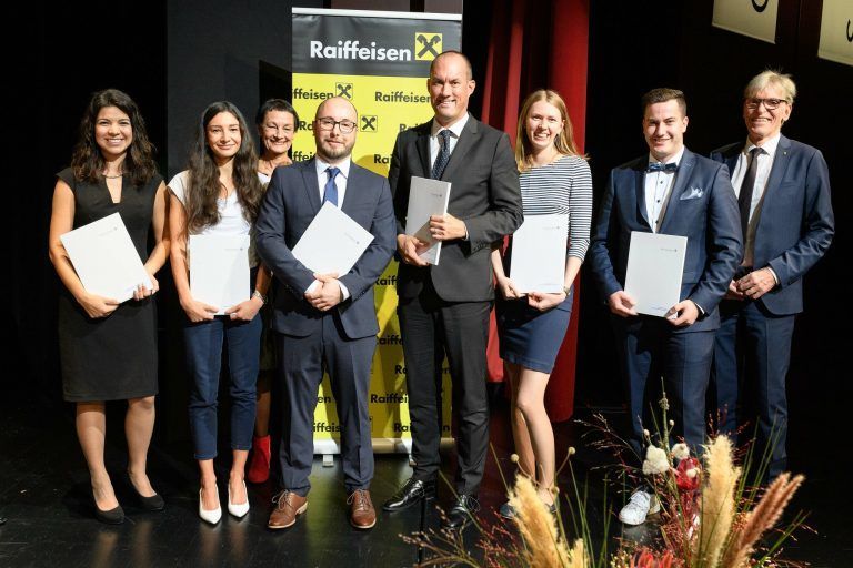 Absolventen der FH Vorarlberg erhielten einen Anerkennungspreis der Partnerunternehmen der Hochschule für ihre herausragenden Leistungen während des Studiums. <span class="copyright">FHV/ Rhomberg</span>