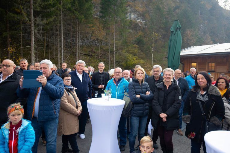 Viele Besucher feierten die Eröffnung der Bahn. <span class="copyright">Hartinger</span>