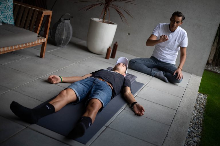 Mario Reiser (r.) führt mit Triathlet Maximilian Hammerle gerade einen Bodyscan durch. Eine rund viertelstündige Übung, bei welcher der Athlet gedanklich in jede Körperpartie hineinhört. <span class="copyright">Klaus Hartinger</span>