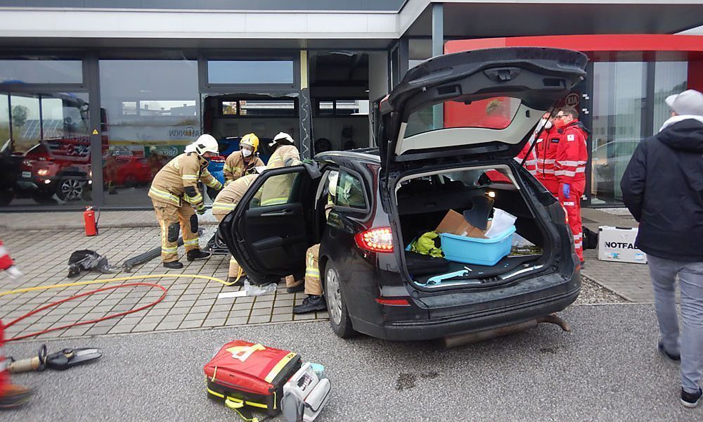 36-Jähriger krachte mit Pkw in Autohaus