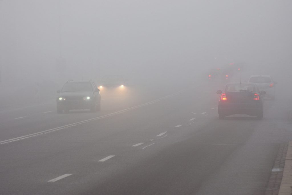Unfallgefahr im herbstlichen Nebel hoch