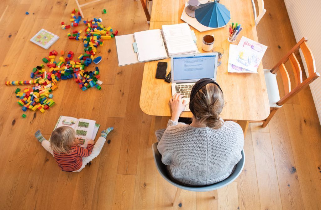 Fast jeder Zweite würde bei Homeoffice-Aus kündigen