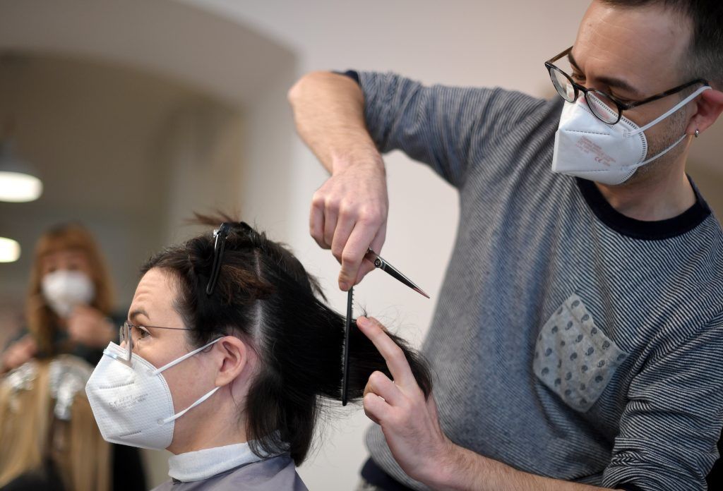 Friseure stehen mit dem Rücken zur Wand