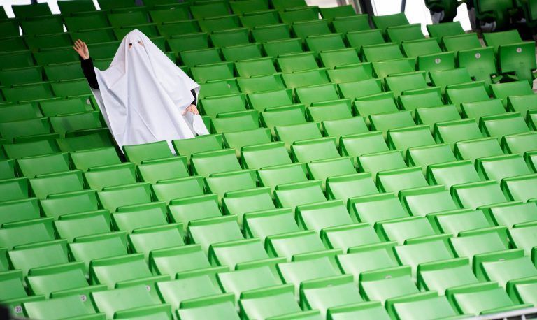 Das Gespenst der Geisterspiele ist zwar vertrieben worden. Doch die Fans in den Hallen und Stadien werden immer weniger. <span class="copyright">apa</span>