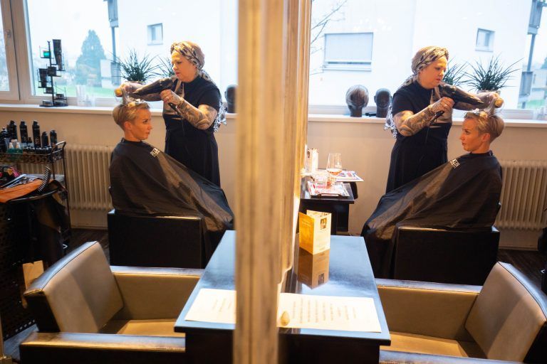 Einige Plätze im Friseursalon Wild Cut bleiben wegen 2G leer. <span class="copyright">Hartinger</span>