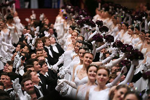 Nun wackelt auch der Opernball