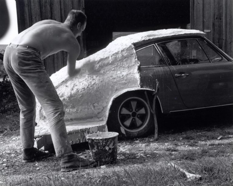 Fotos zeigen die Entstehung des ersten Betonporsche. <span class="copyright">Gottfried Bechtold</span>