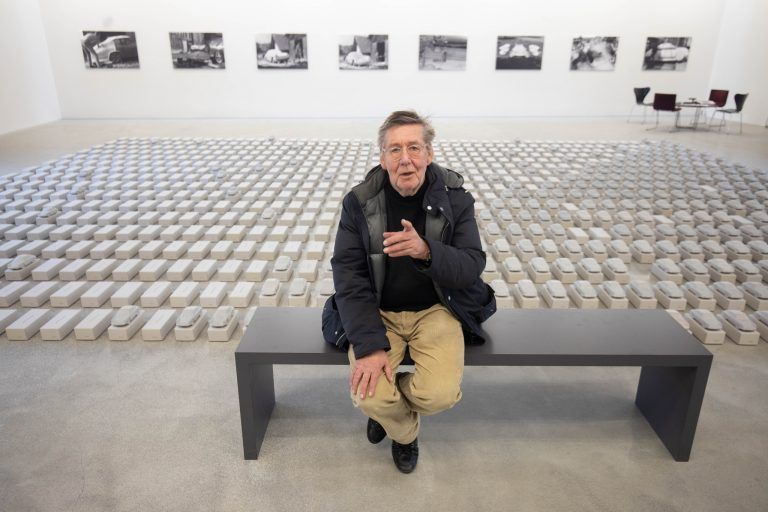 Gottfried Bechtold vor dem Fuhrpark der neuen 911-Edition. <span class="copyright">Klaus Hartinger</span>