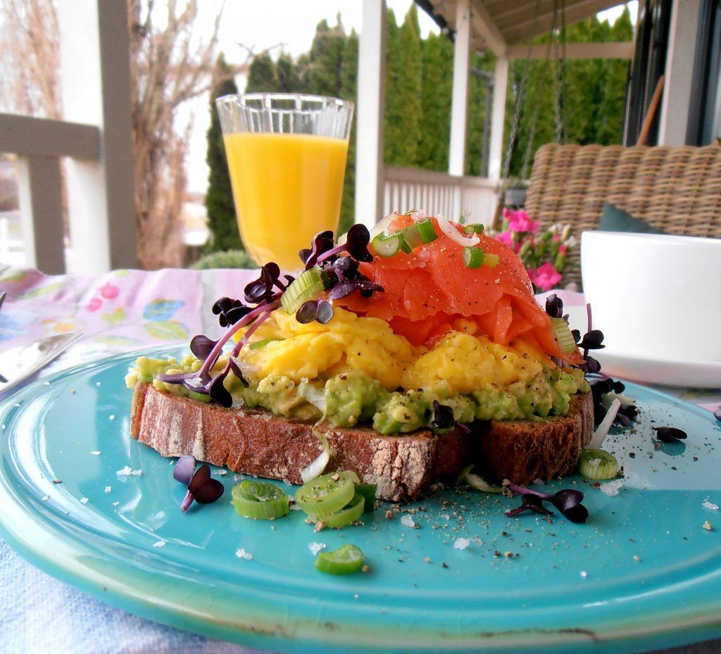 Rührei mit Lachs und Avocado auf Toast