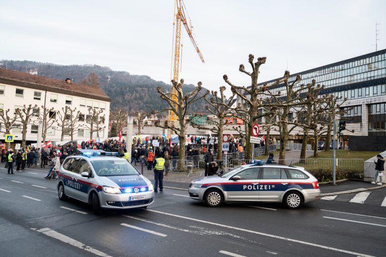 Polizisten bei einer Corona-Demonstration vor dem Landhaus. <span class="copyright">serra</span>