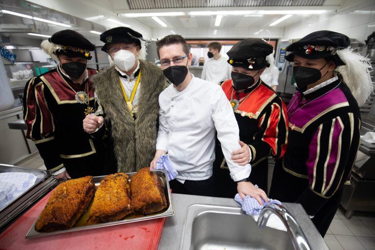 Kommende Woche steht noch der Bratenklau auf dem Programm der Spältabürger. Das Foto zeigt den erfolgreichen Coup im Hotel Montfort im vergangenen Jahr. <span class="copyright">Hartinger</span>