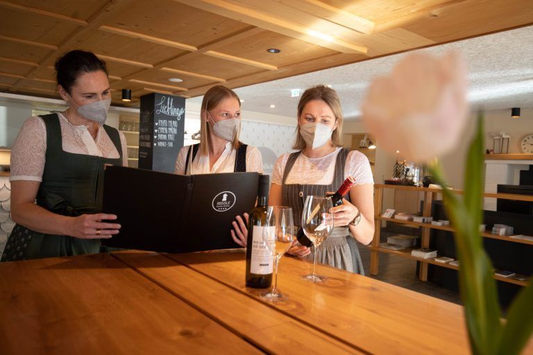 Barbara Bär-Simma, Mitarbeiterin Martina Hofer und Michaela Simma bei der Besprechung der Weinkarte im Hotel Rössle. <span class="copyright">Hartinger </span>