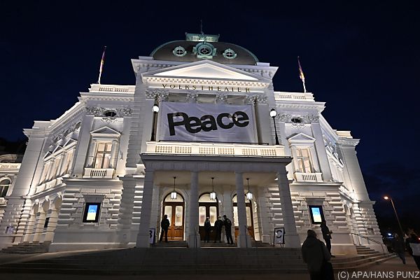Benefizlesung im Wiener Volkstheater: Worte gegen den Krieg