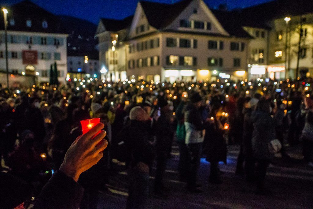 Viele Lichter gegen den Krieg