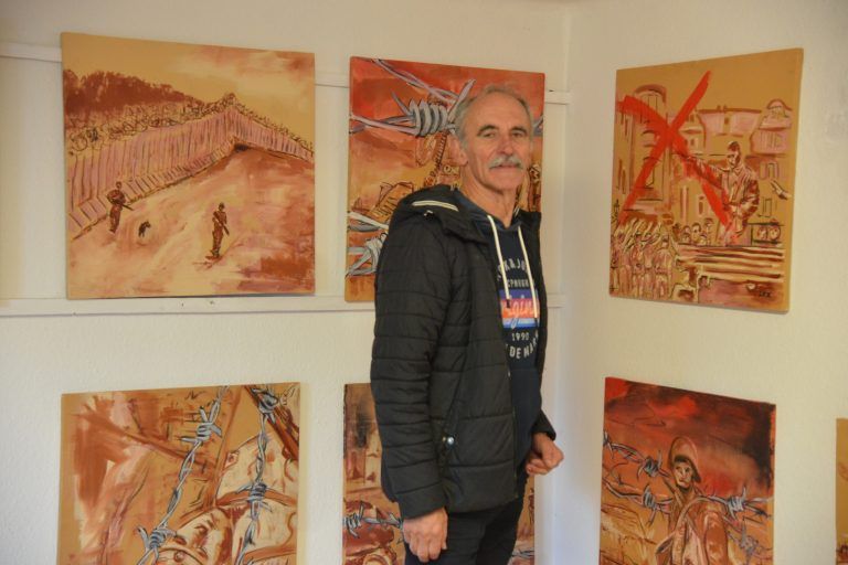Hans Schwärzler in seinem Atelier.      <span class="copyright">Wolfgang Ölz</span>
