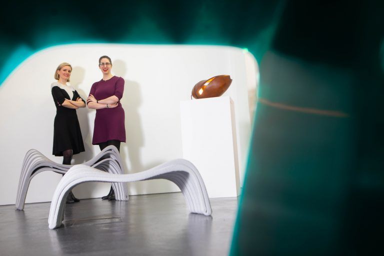 Die Schwarzacherin Sofia Hagen (l.) und die Amerikanerin Lisa Hinderdael (r.) betreiben in Londond das Designstudio Hagendhinderdael.<span class="copyright">hartinger</span>