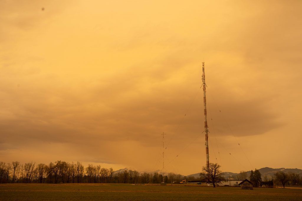 Saharasand färbt den Himmel gelb
