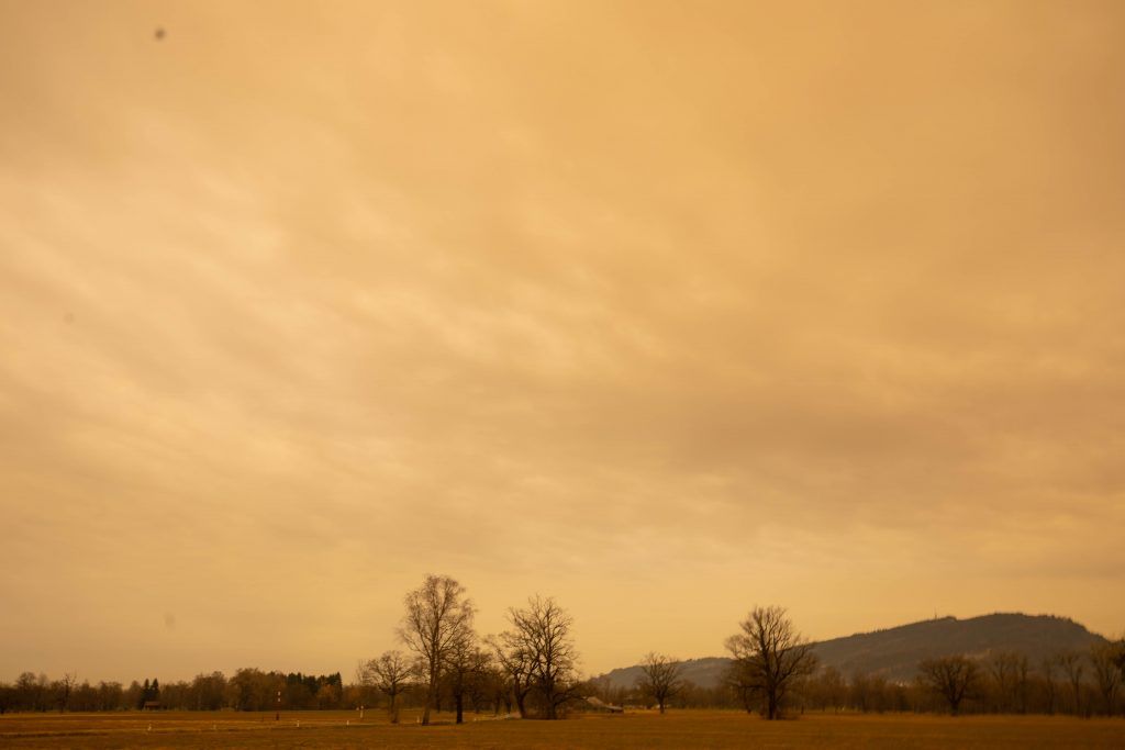 Saharasand färbt den Himmel gelb