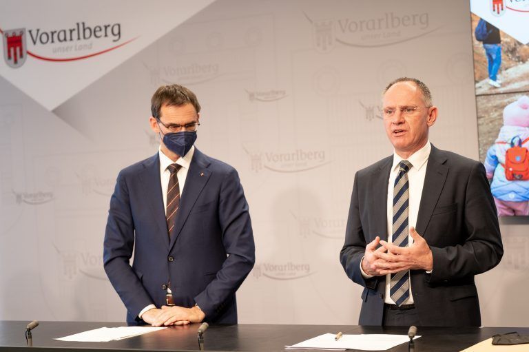 Die private Hilfsbereitschaft im Land ist groß, wofür sich Landeshauptmann Markus Wallner und Innenminister Gerhard Karner bedankten. <span class="copyright">Serra/VLK</span>