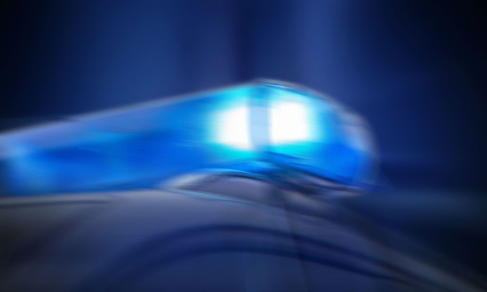 Blumenkiste nach Polizisten geworfen