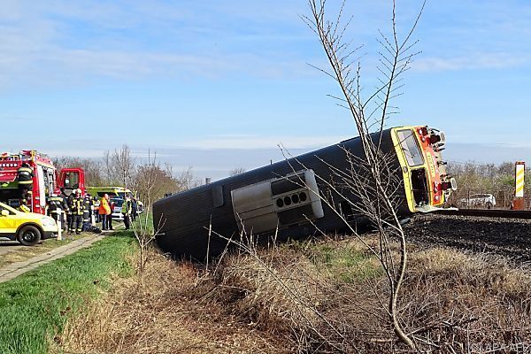 Klein-Lkw gegen Zug: Fünf Tote in Südostungarn