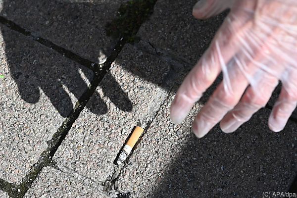 Auf Boden geworfene Tschick-Stummel werden im Mai gesammelt