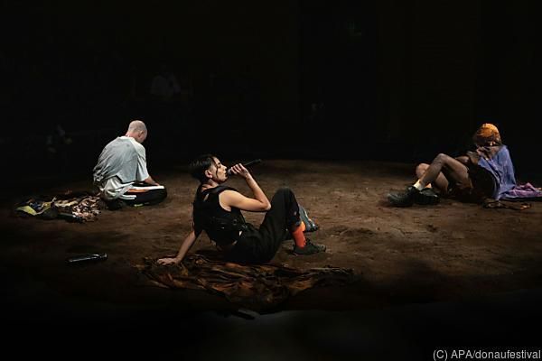 Beim donaufestival schmerzte die Welt und sang eine Wölfin