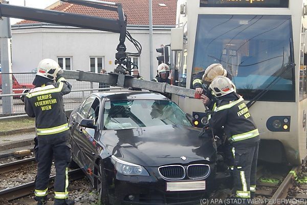 Badner Bahn nach Crash in Wien entgleist