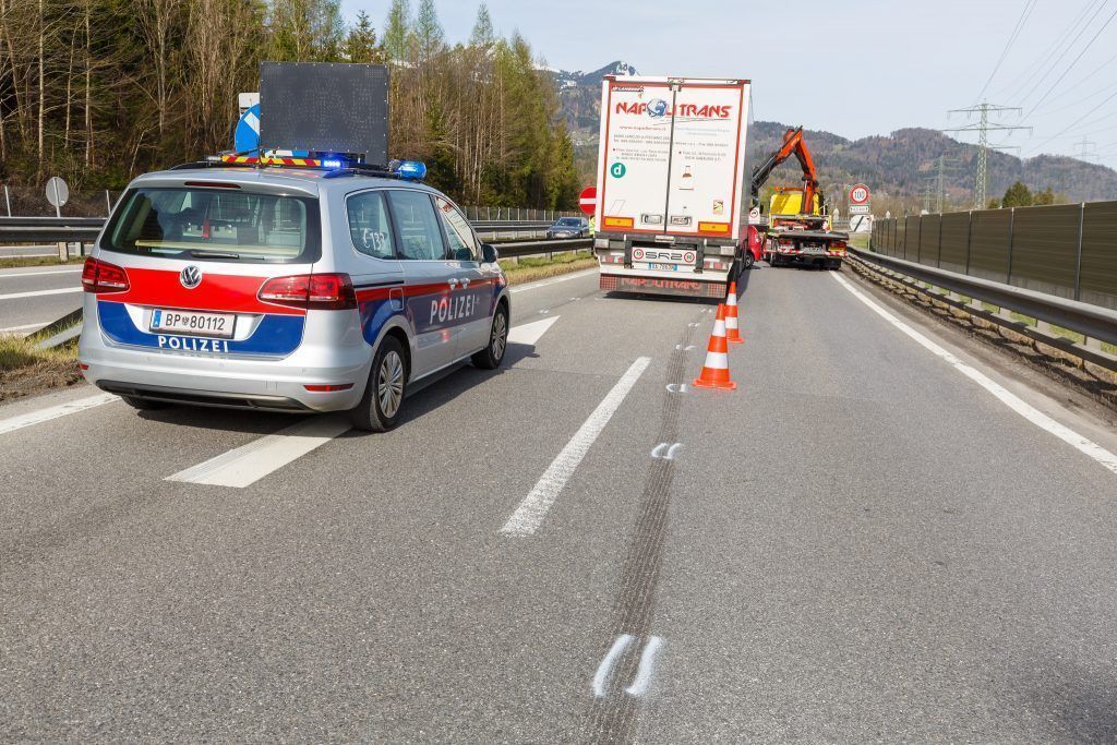 Lkw schob Auto 85 Meter vor sich her