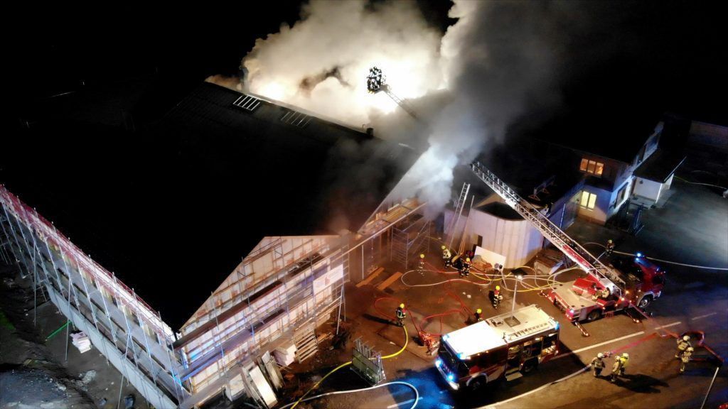 Großer Sachschaden bei Tischlerei-Brand