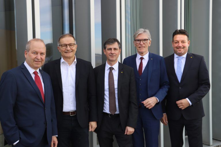 Raiffeisen Vorarlberg Vorstand: Dr. Jürgen Kessler, DI Andreas Dorner, Mag. Michael Alge , KommR Betriebsökonom Wilfried Hopfner, Manfred Miglar (v. l.) <span class="copyright">NEUE</span>