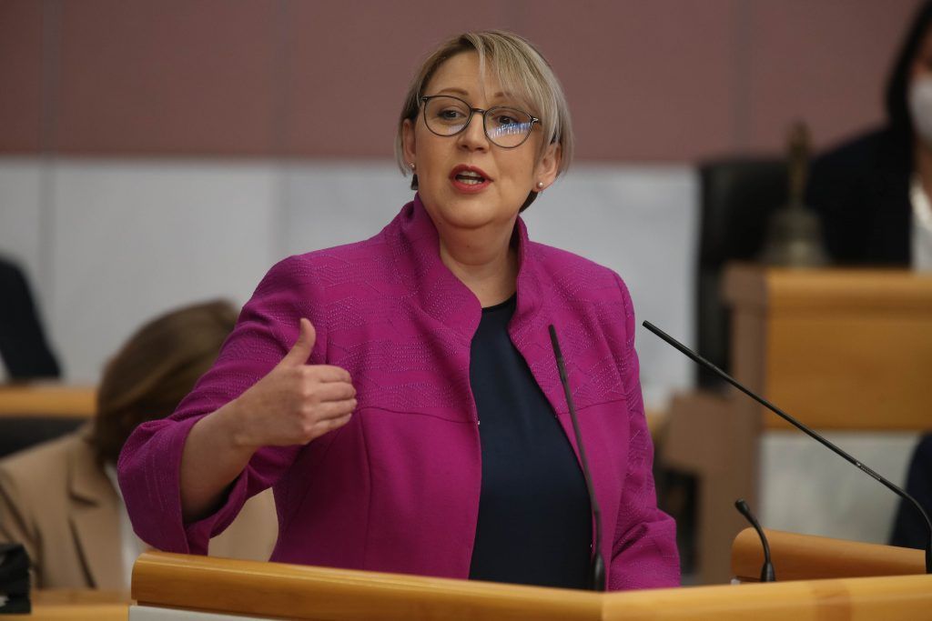 Neos-Ärger über Regierungsparteien