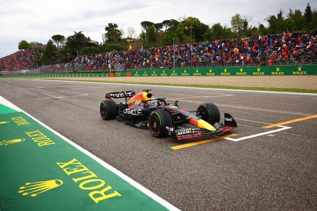 Verstappen führt nach ersten Boxenstopps