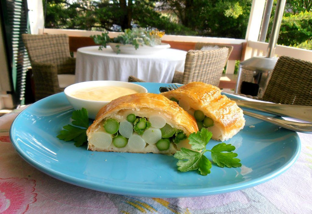 Spargelstrudel mit Sauce hollandaise