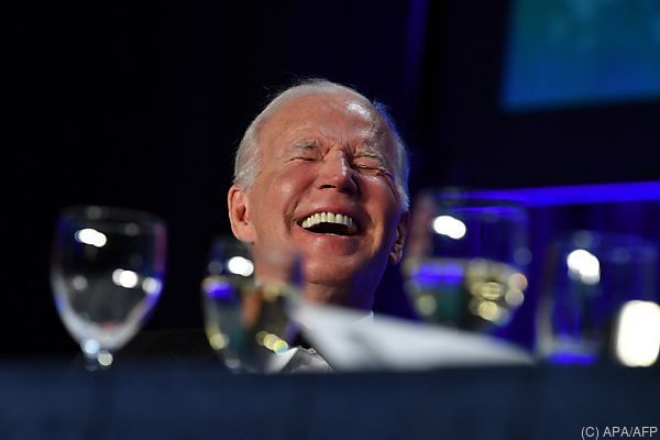 Biden zeigt bei Medienempfang Humor