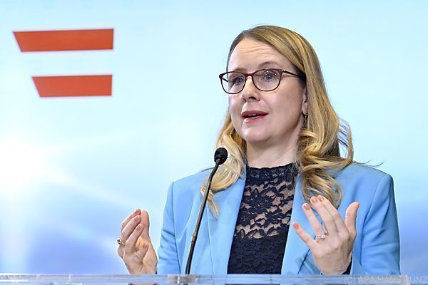 Schramböck sieht Gasembargo für Österreich als &#8220;rote Linie&#8221;