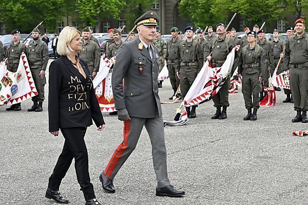 Heereschef bittet zum Abschied um mehr Geld für das Militär