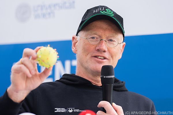 Schwimmender Professor und Gewessler gegen Mikroplastik