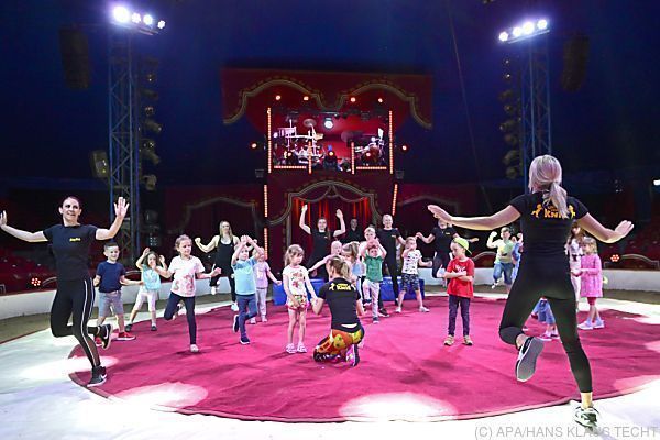 Ukrainische Artisten zeigen Kindern ihr Können in Wien