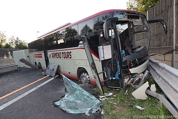 16 Verletzte bei Unfall mit Reisebus auf der A1 in Salzburg
