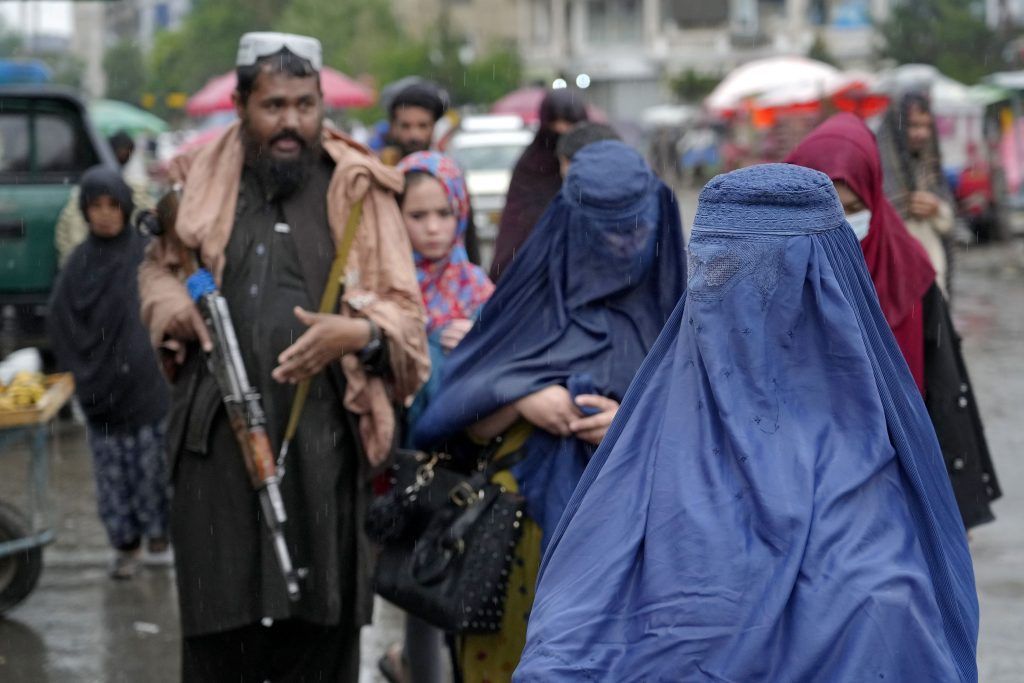 Taliban schreiben Frauen Burka vor