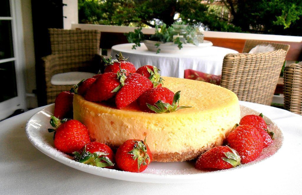 Cremiger Cheesecake mit Erdbeeren