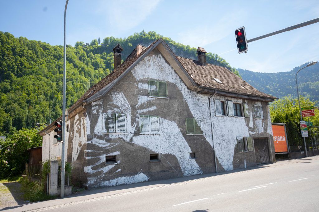 Weiße Farbe und graue          Wand
