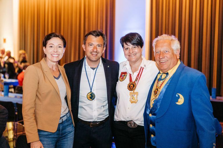 Landesrätin Martina Rüscher, Bürgermeister Martin Staudinger, VVF-Präsidentin Barbara Lässer und Armin Kleiner, Obmann der Hardar Mufängar.<span class="copyright">GildenNEUE</span>