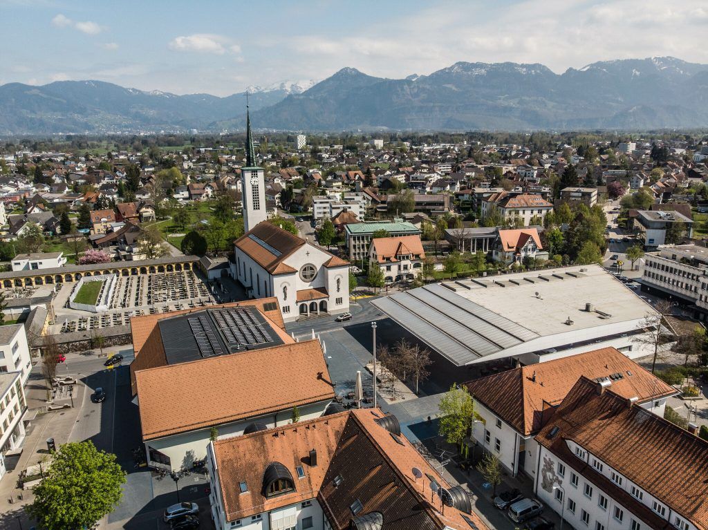 Mit Gesicht auf Blauem<br>Platz aufgeschlagen