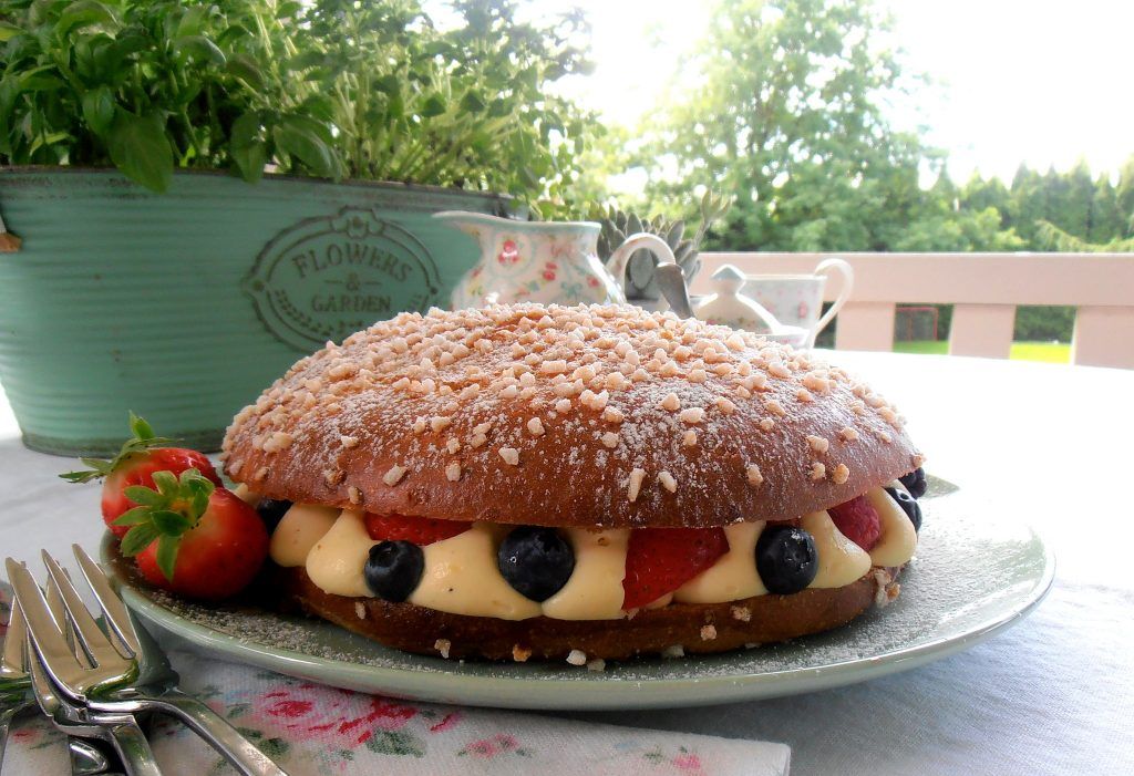 Hefetarte mit Vanillecreme und Beeren