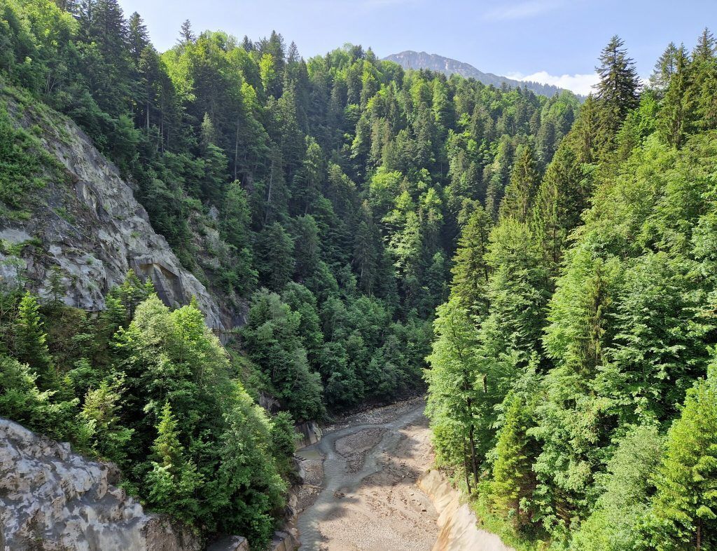 Wilde Tobeltour von einer Talseite zur anderen