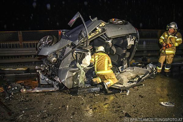 22-Jährige bei Pkw-Frontalunfall in Tirol getötet