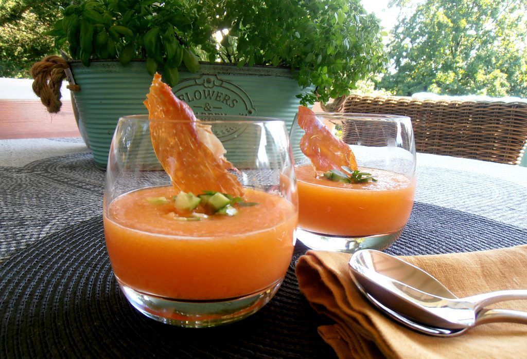 Melonengazpacho mit Serranoschinkenchips
