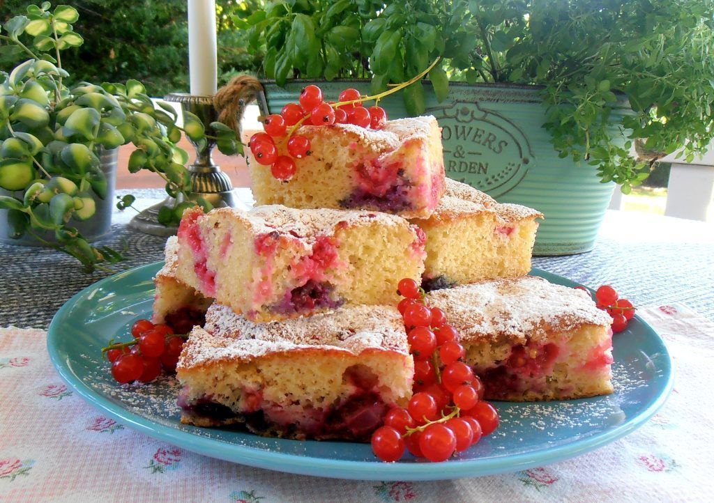 Buttermilchkuchen mit Beeren